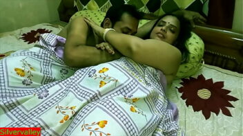 Indischer heißer xxx Innocent Bhabhi zum zweiten Mal Sex mit Ehemannfreund !! Bitte nicht reinspritzen!