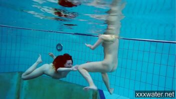 Mädchen Nackt Im Pool